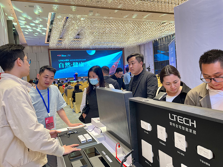 雷特工作人员现场为客户解答超人因智能照明技术
